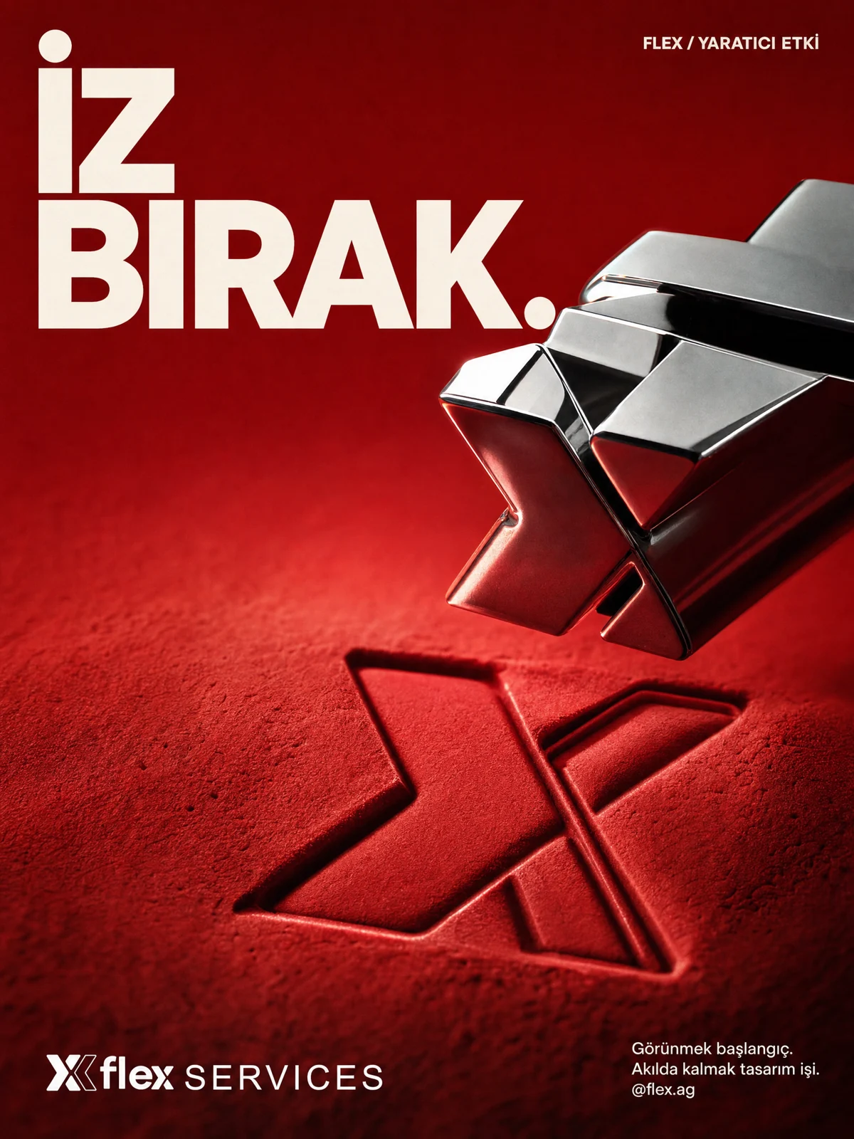 İz bırak: kırmızı yüzeyde Flex X işaretinin izini bırakan krom kalıp